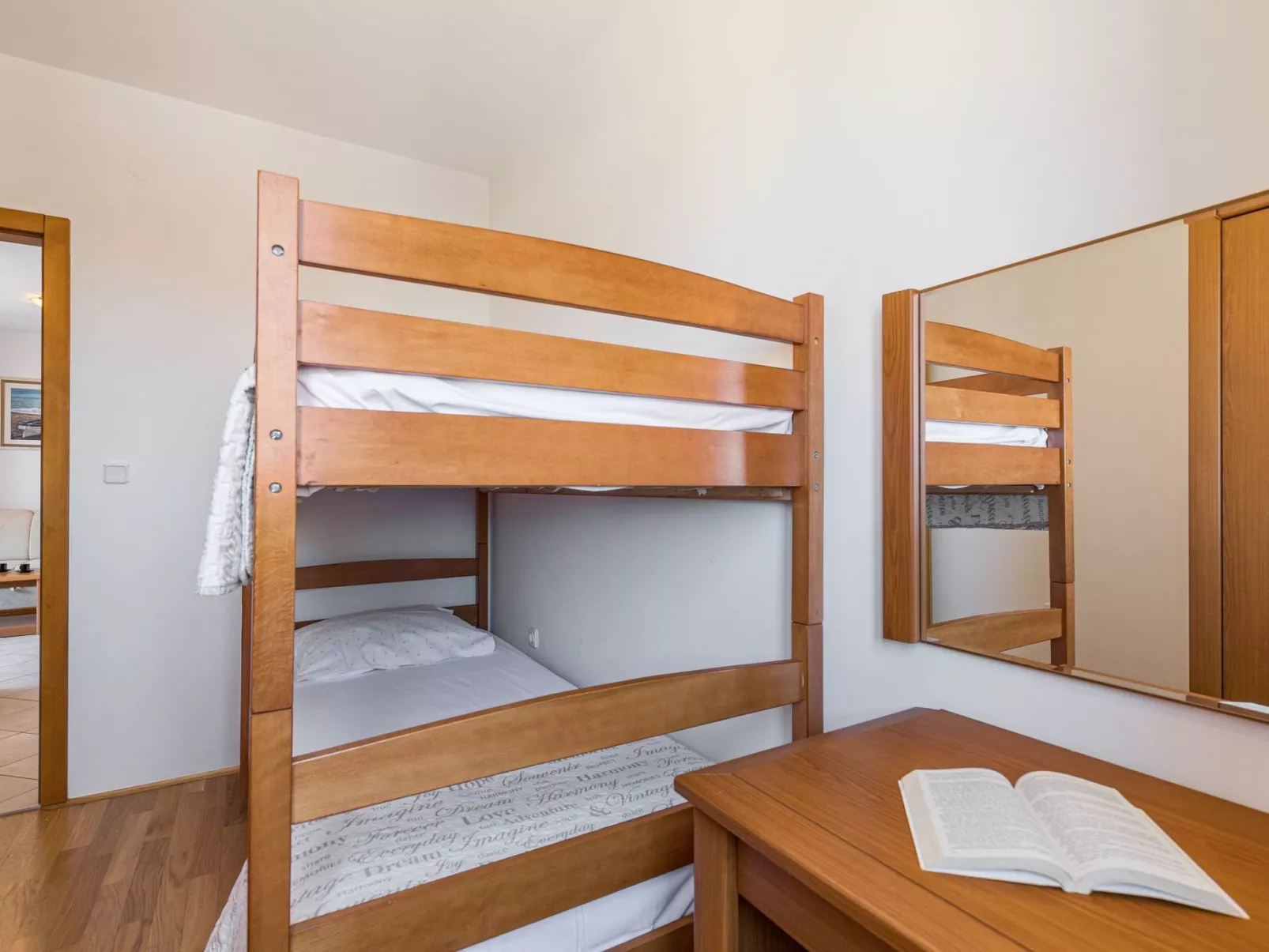 Pinta mit großem Garten-Drinnen