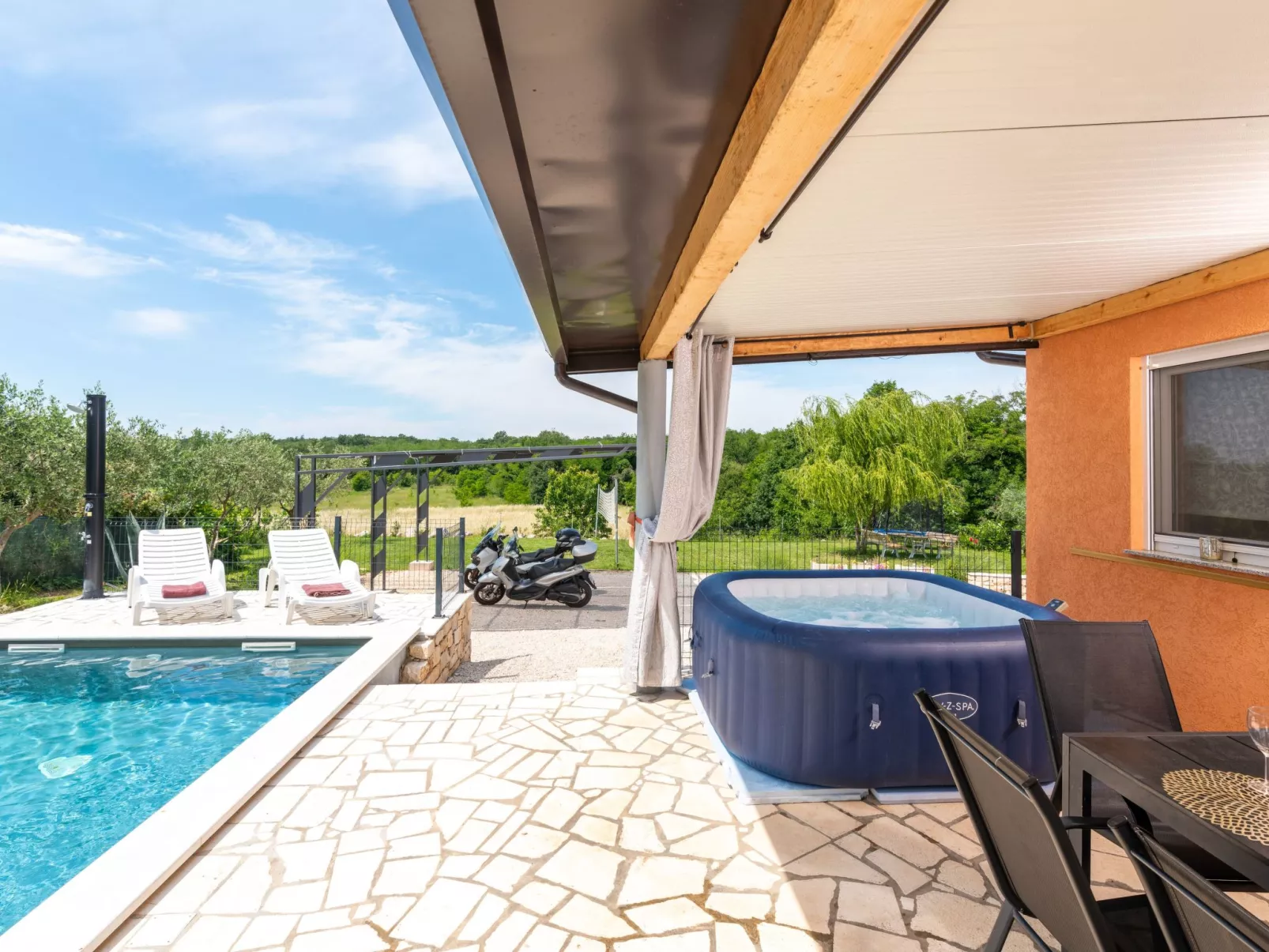 Villa Pendolina mit privatem Pool und Jacuzzi-Draußen