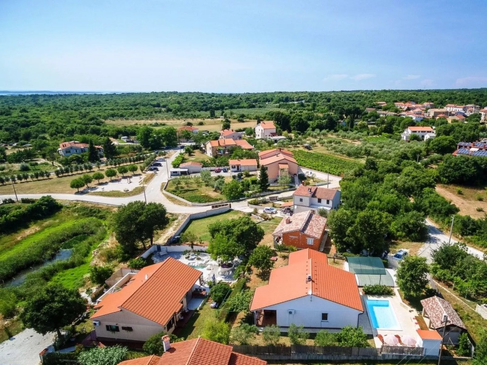 Haus Daniela mit überdachter Terrasse und Pool-Draußen