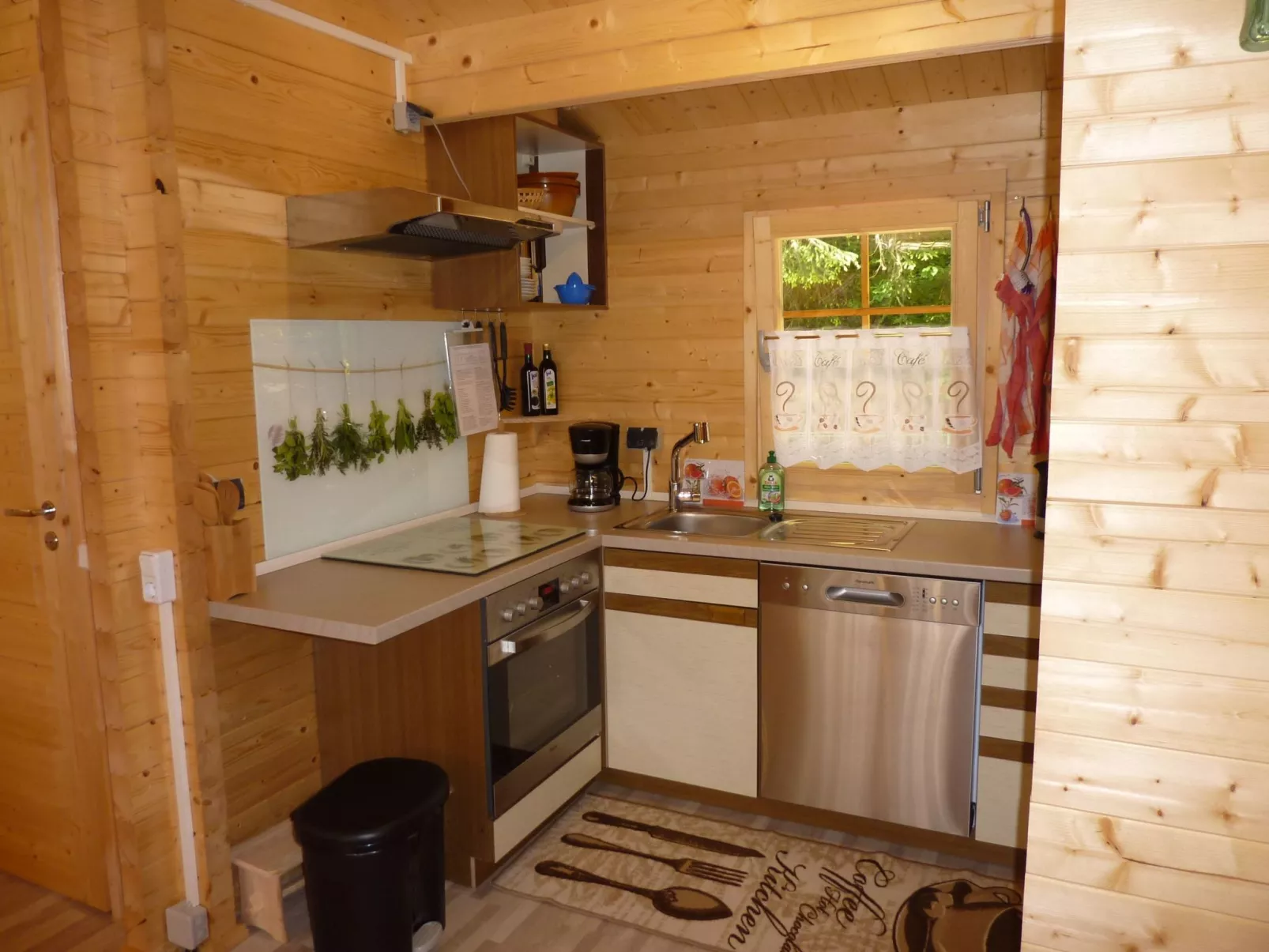 Holz-Blockhaus für vier Personen mit Terrasse-Inside