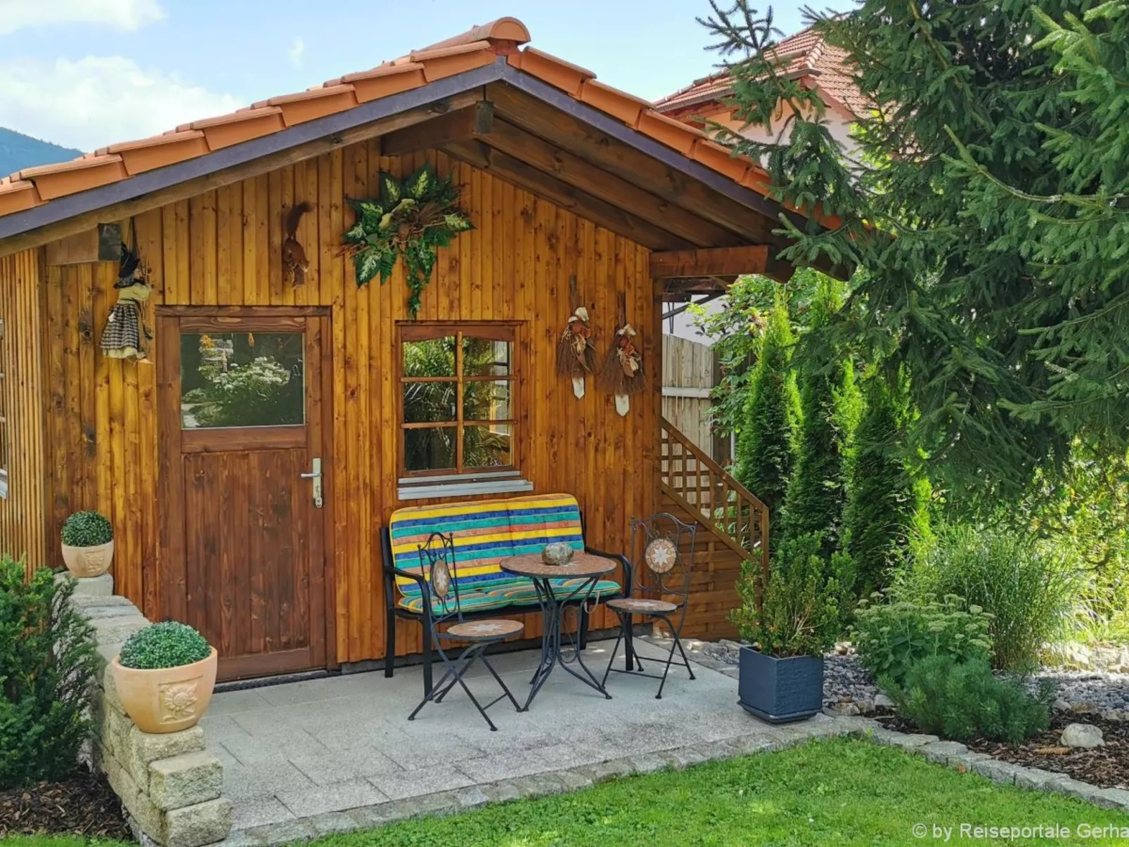 Komfortable Ferienwohnung mit Garten und Grill-Draußen