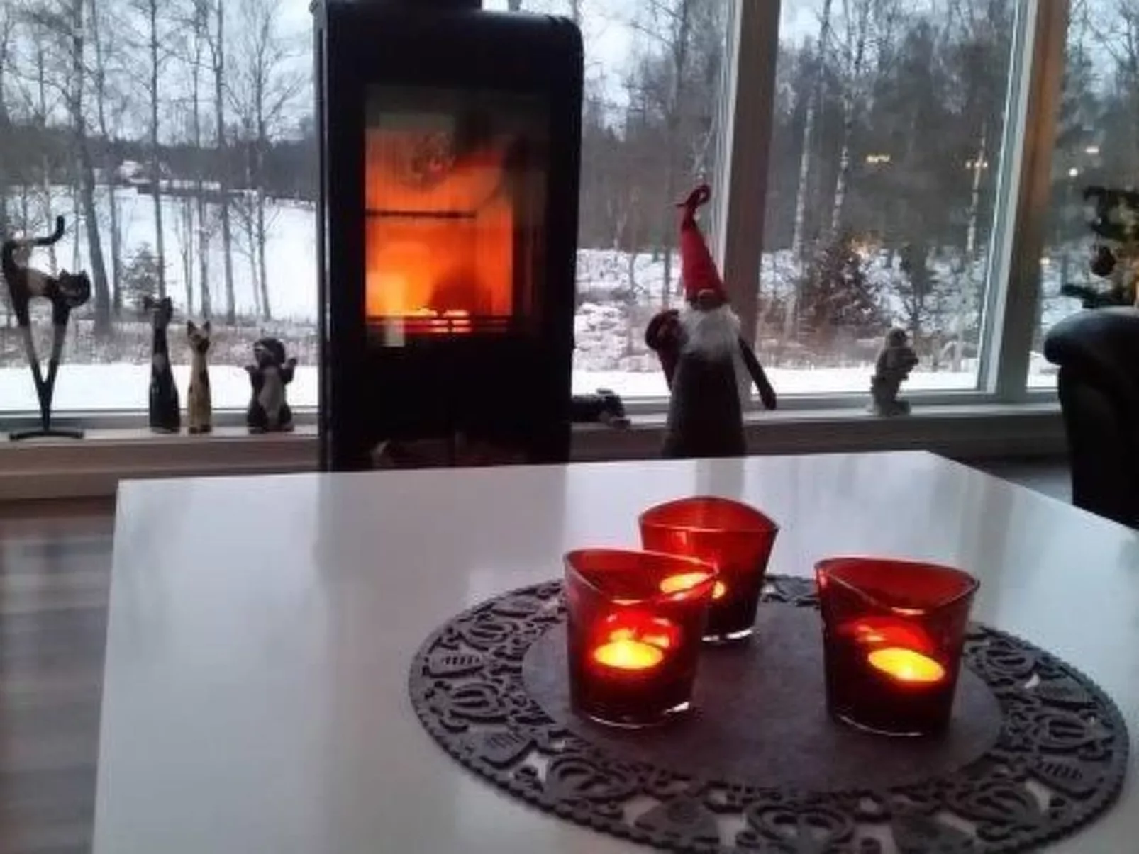 Modernes Haus mit hellem Dekor, mit Blick auf den See-Dehors