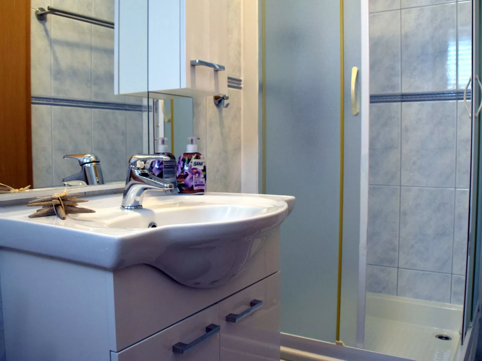 Modernes Ferienhaus in Dobropoljana mit Terrasse, Garten und Grill-Image-tags.info