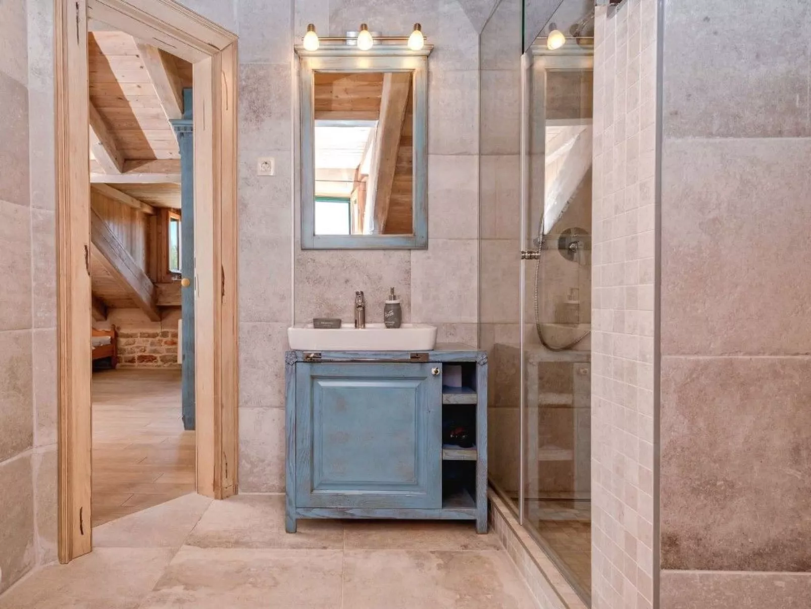 Villa Aristea bestehend aus drei Häusern-Drinnen