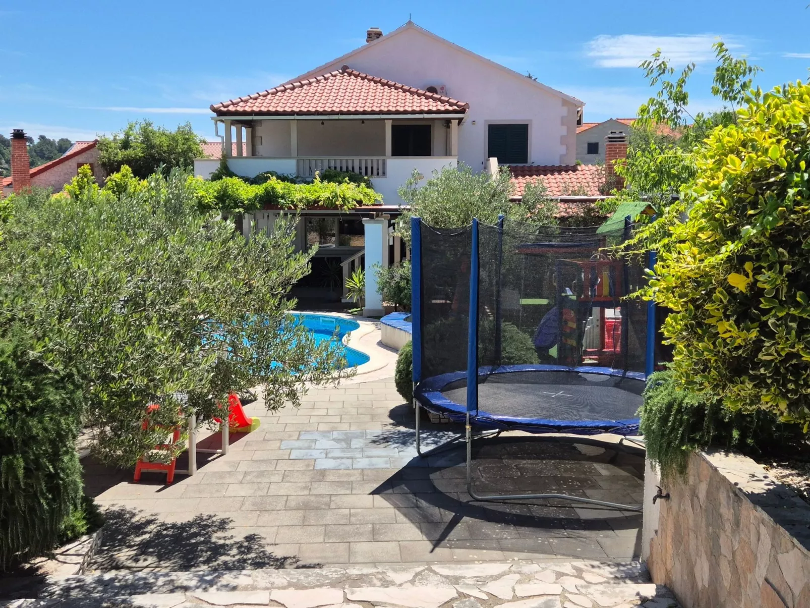 Komfortables Haus in Selca mit privatem Parkplatz-Draußen