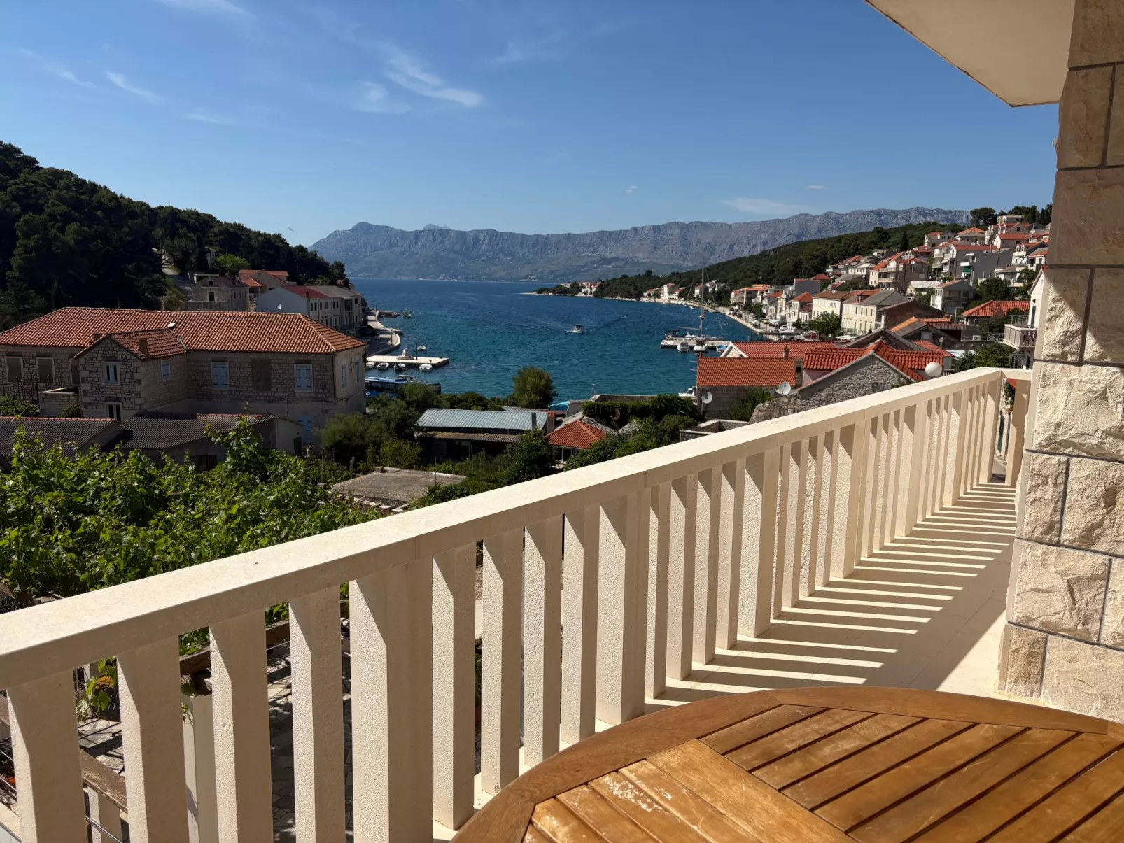 In Povlja mit gemeinschaftlichem Parkplatz-Dehors