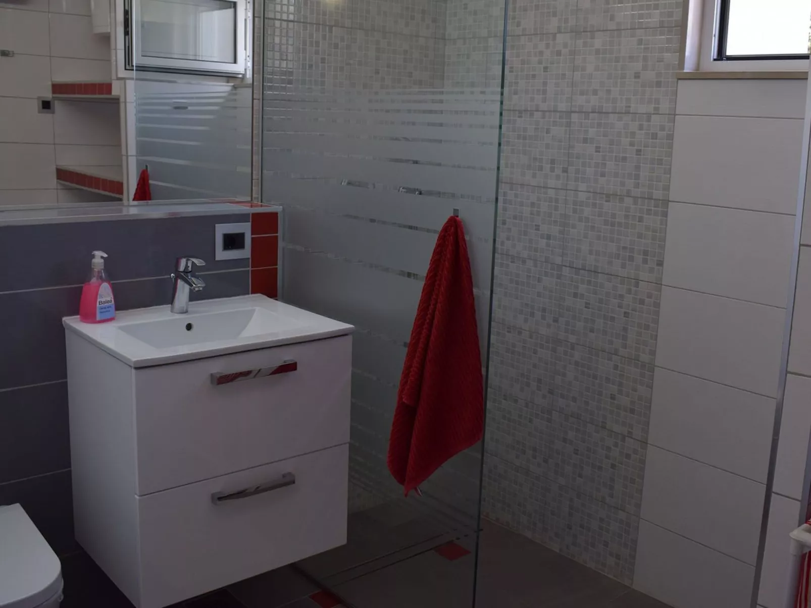 Charmante Villa Layla mit Meerblick und Pool-Drinnen