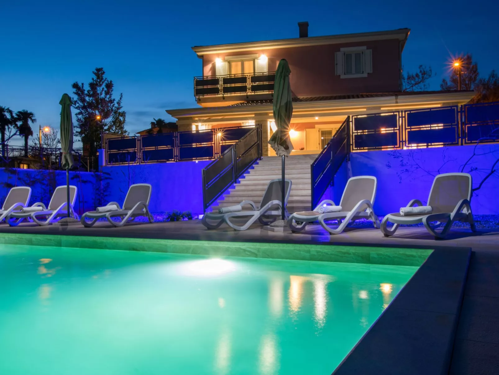 Villa Violette mit Pool nahe Stadtzentrum-Outside