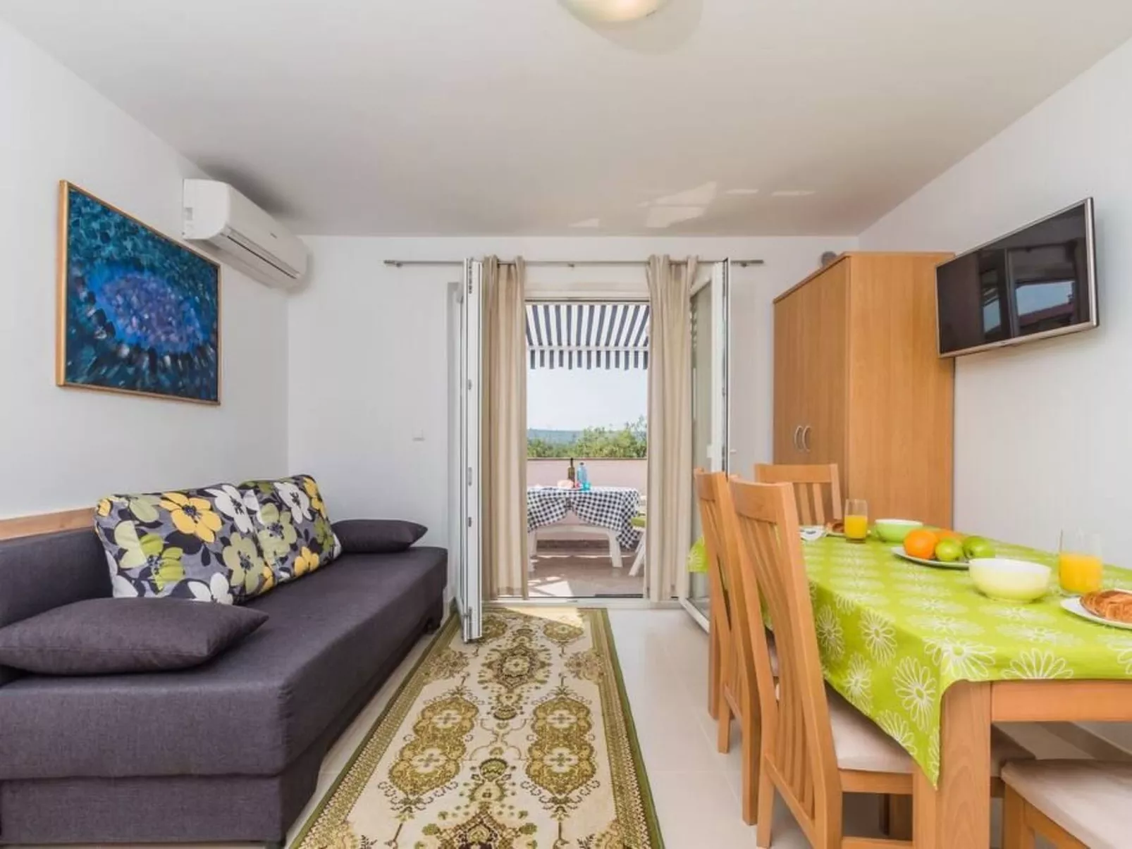 Große Wohnung in Klimno mit Möbliertem Balkon-Dedans