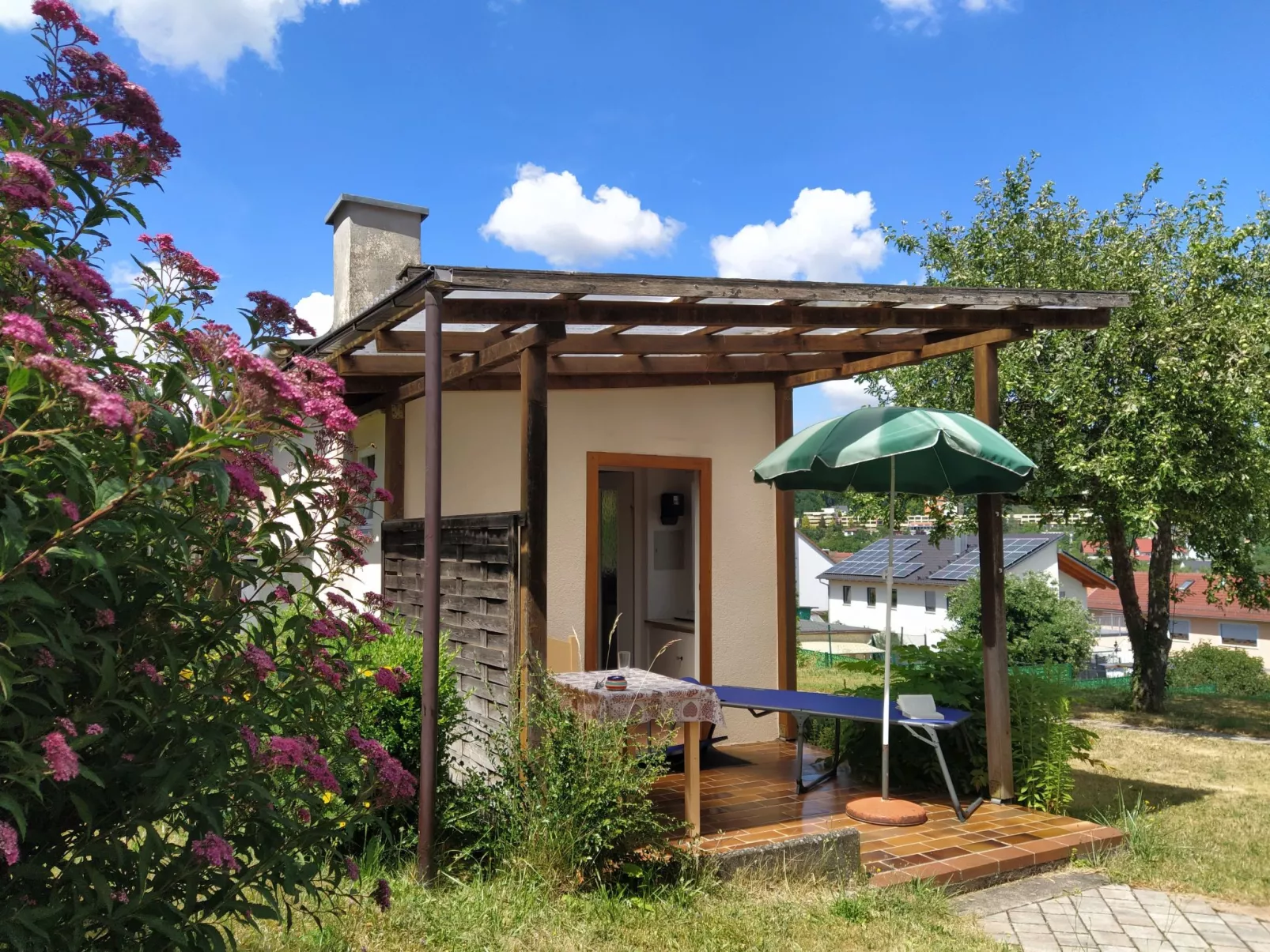 Kleines Ferienhaus mit Garten und Grill in Garitz-Draußen