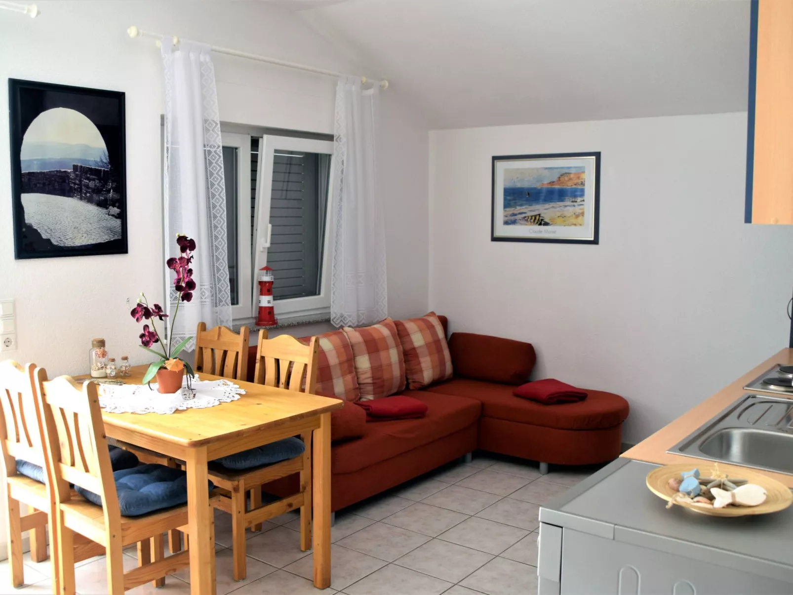 Für vier Personen mit Balkon im ersten Obergeschoss gelegen-Inside