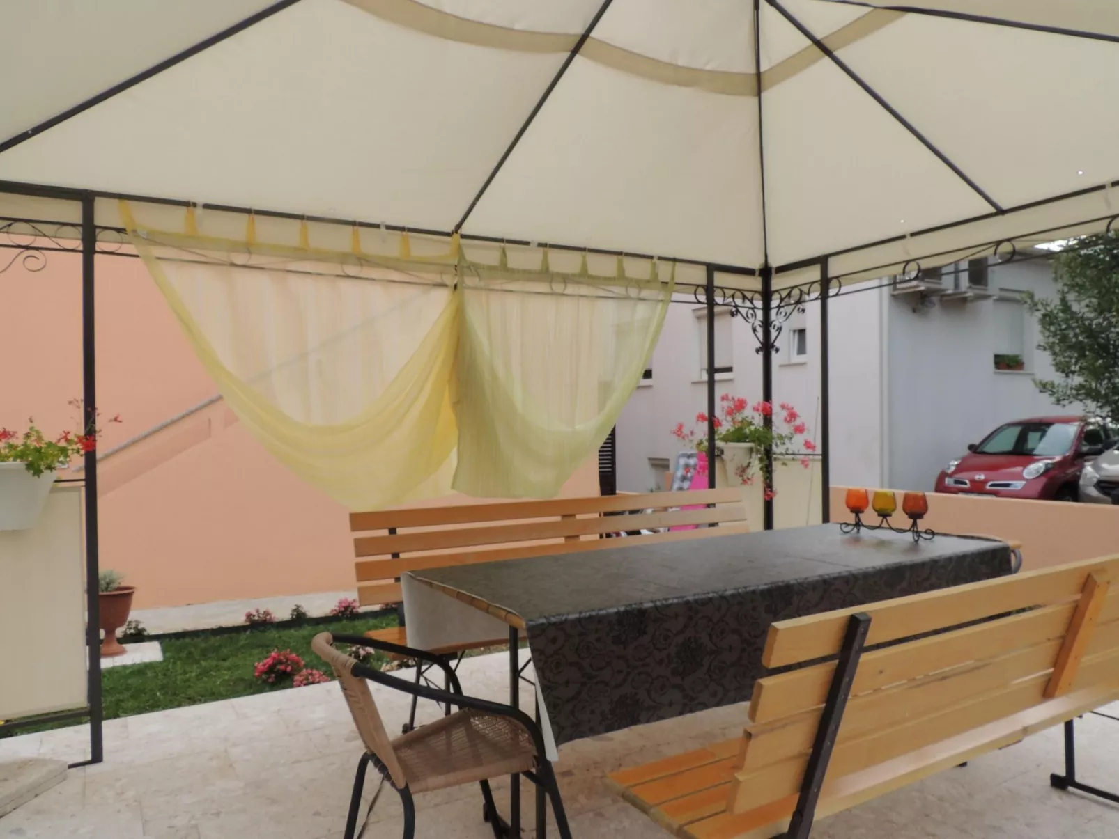 "Denona" mit Blick auf das Wasser-Image-tags.info