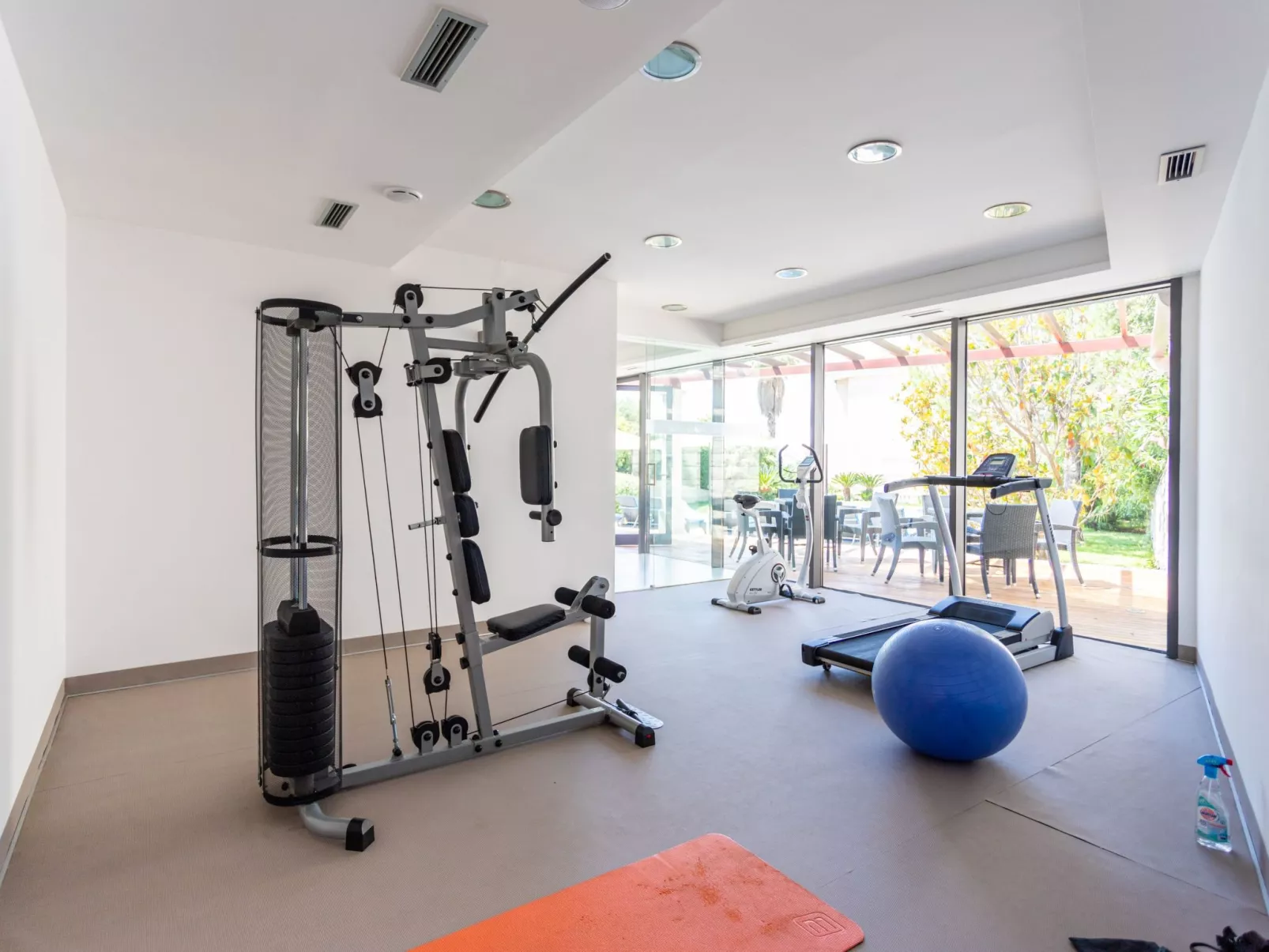 Große Ferienwohnung mit Pool, Garten und Terrasse-Inside