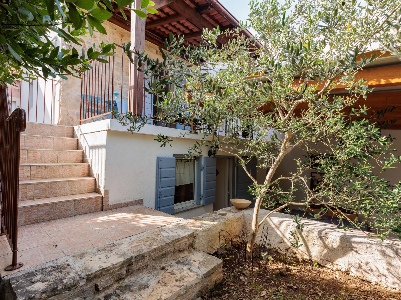 Traditionelles Steinhaus am Meer in Preko-Draußen