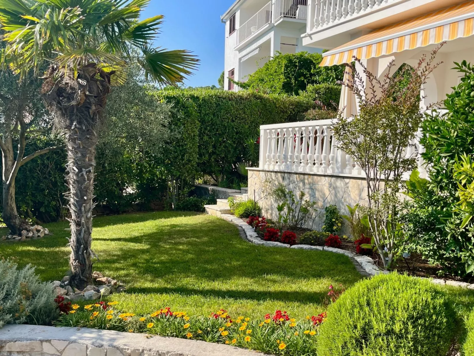 Klimatisierte Ferienwohnung in Okrug Gornji mit Gepflegtem Garten und Seeblick-Outside