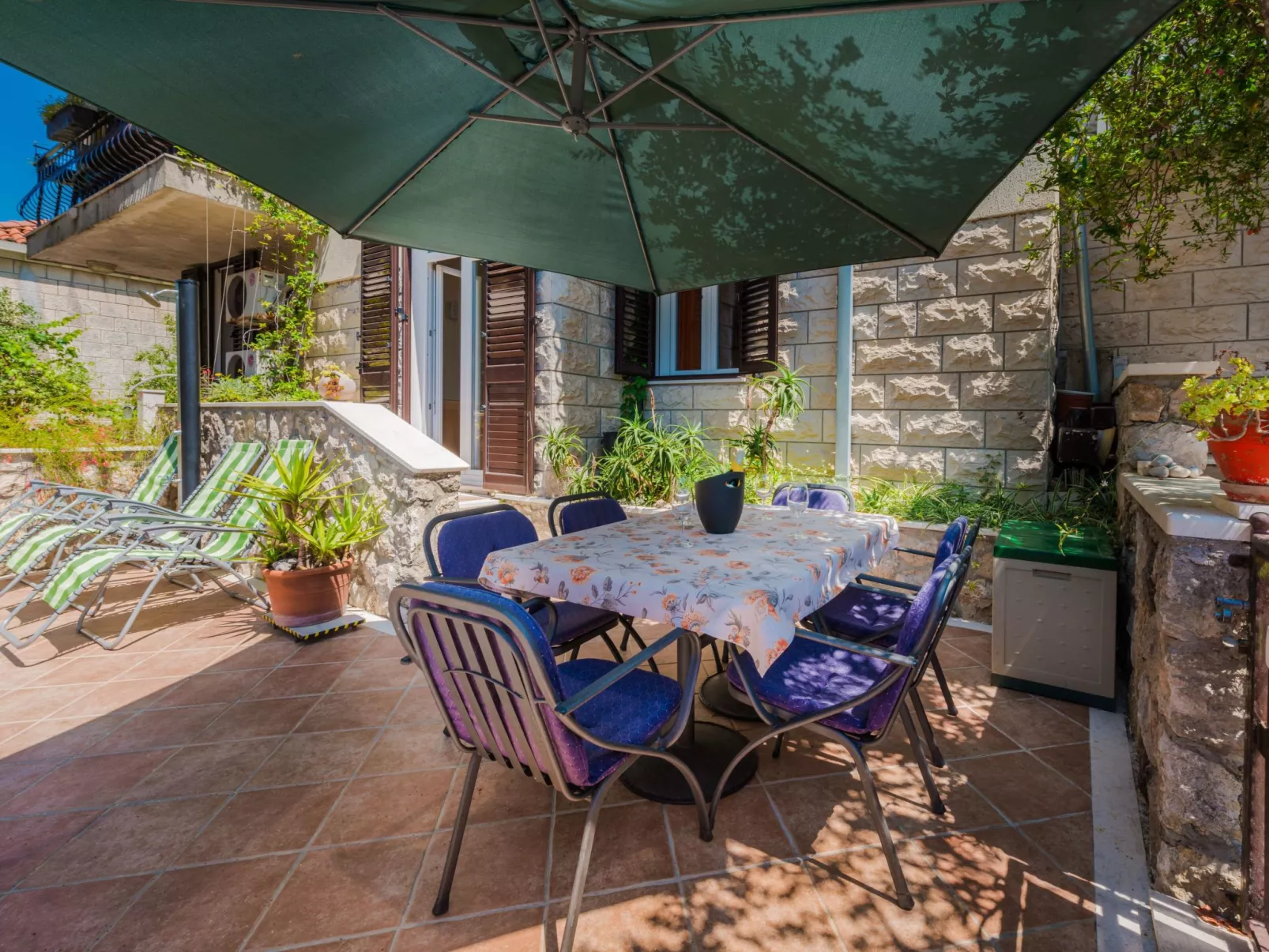 Geräumige Ferienwohnung mit eigener Terrasse-Draußen