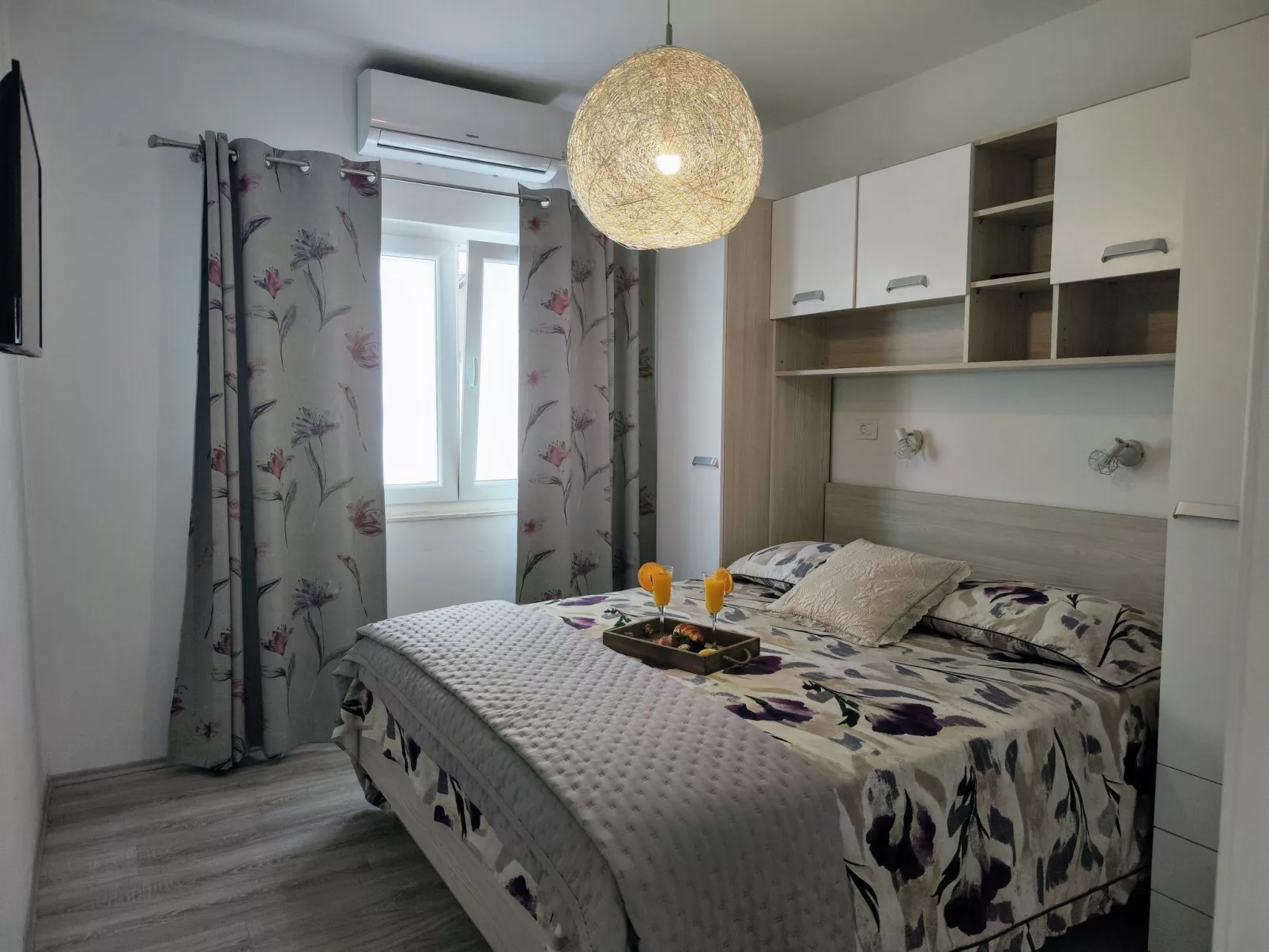 Mit Blick auf das Wasser-Drinnen