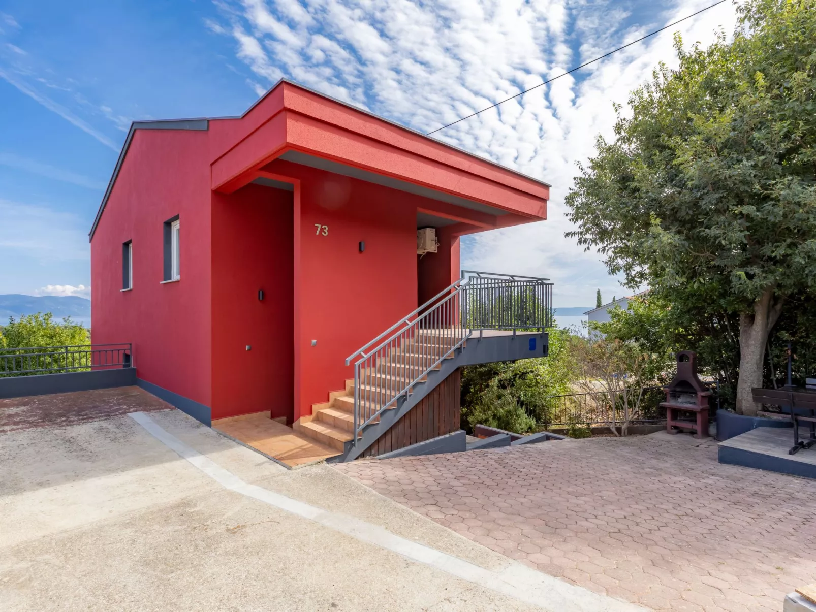 Red House Apartments-Draußen