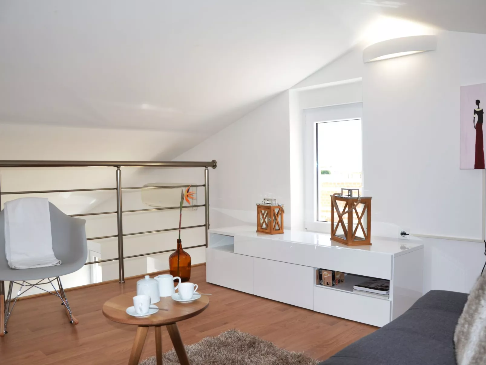 Mit Blick auf das Wasser-Dedans