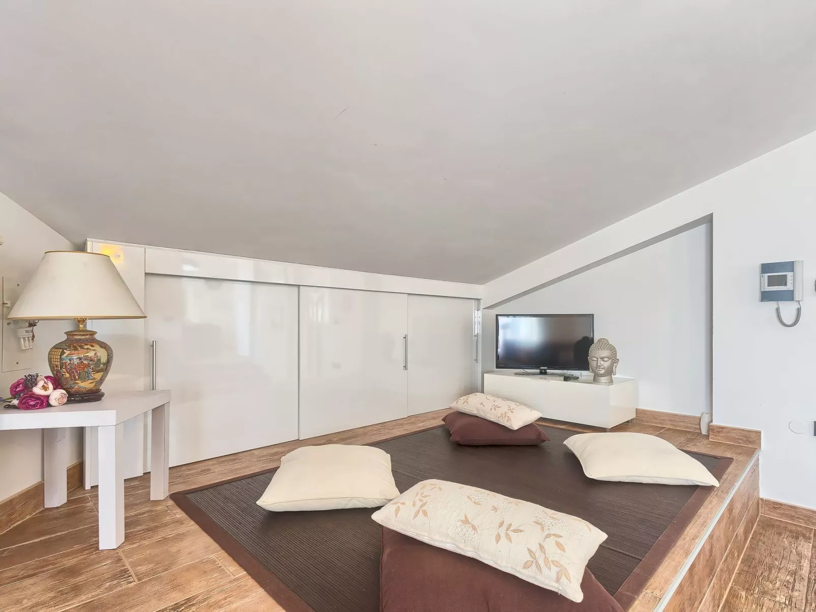 Geräumige Ferienwohnung für vier Personen mit Balkon und Meerblick-Inside