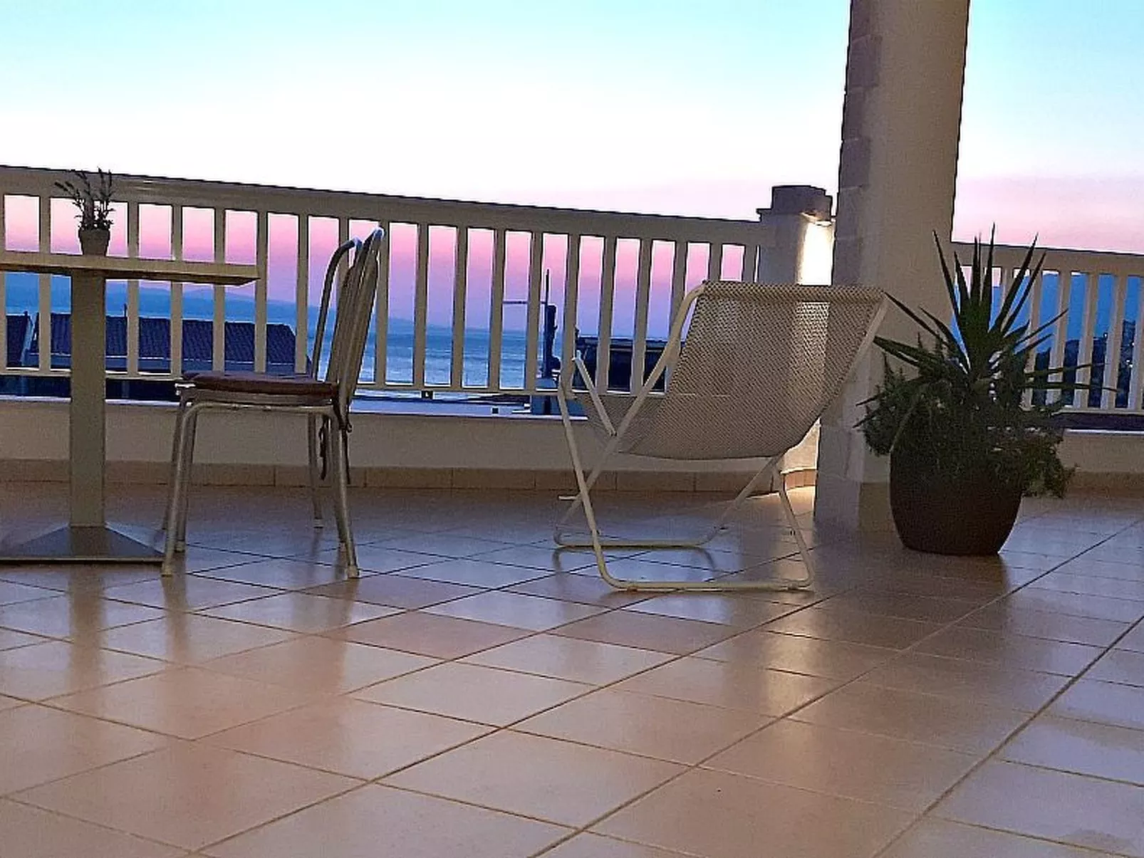 Mit Terrasse und herrlichem Ausblick-Outside