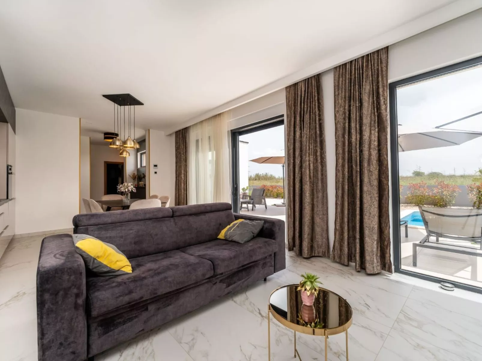 Villa mit beheiztem Pool - von TA Leut Agency-Drinnen