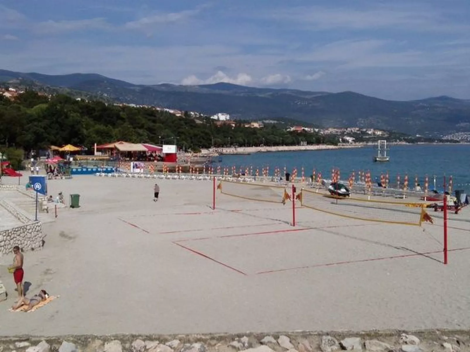 "Ana" mit Blick auf das Wasser-Draußen