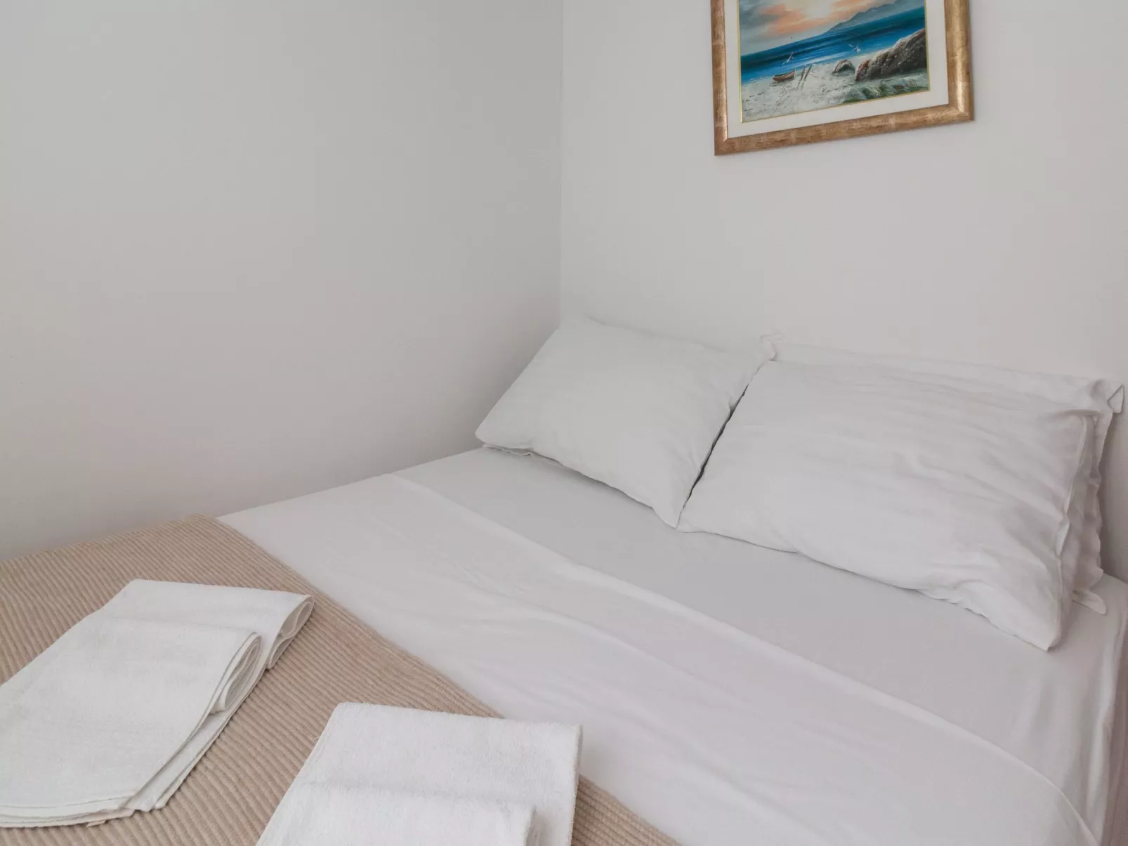 Mobilheim mit Privatparkplatz-Drinnen