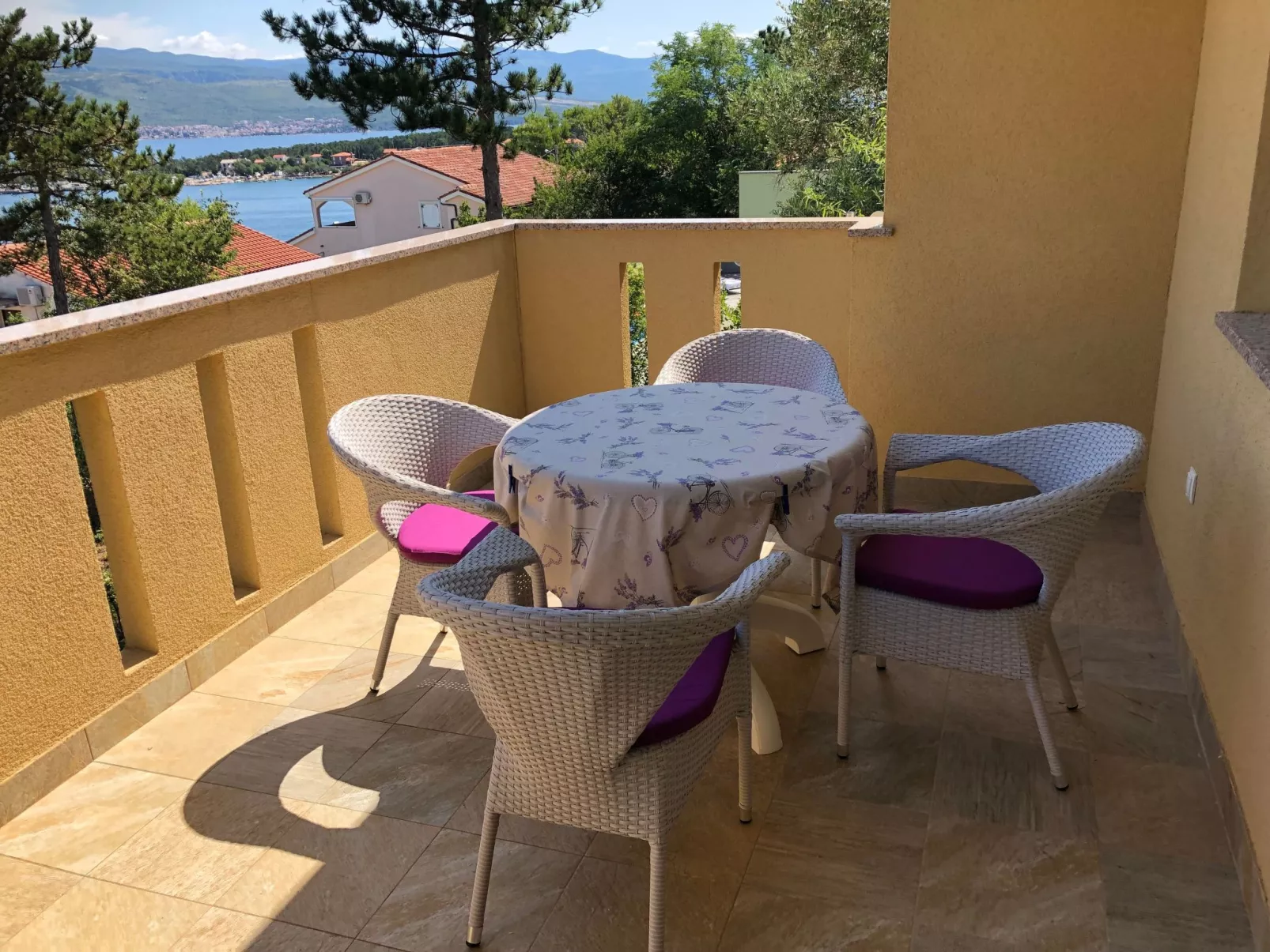 Mit grünem Garten und Meerblick - Outside