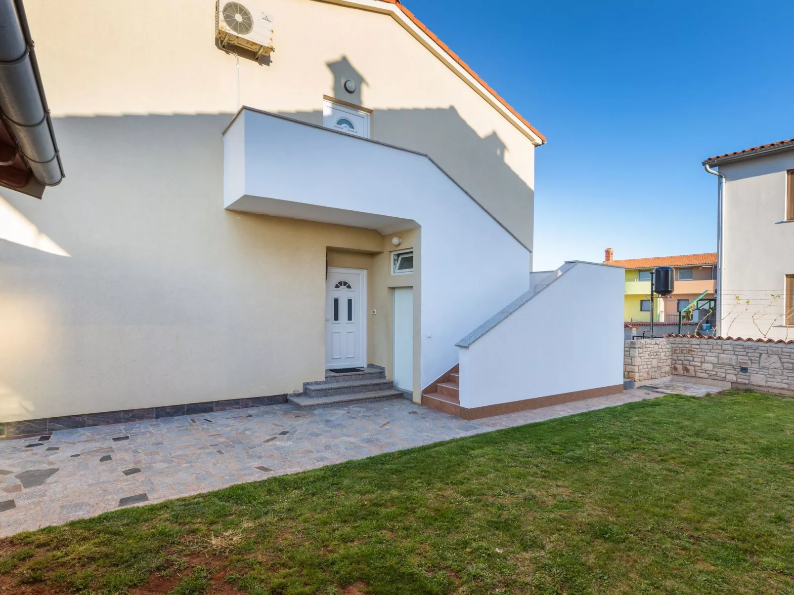 Anemona, Dorf Valbandon-Dehors