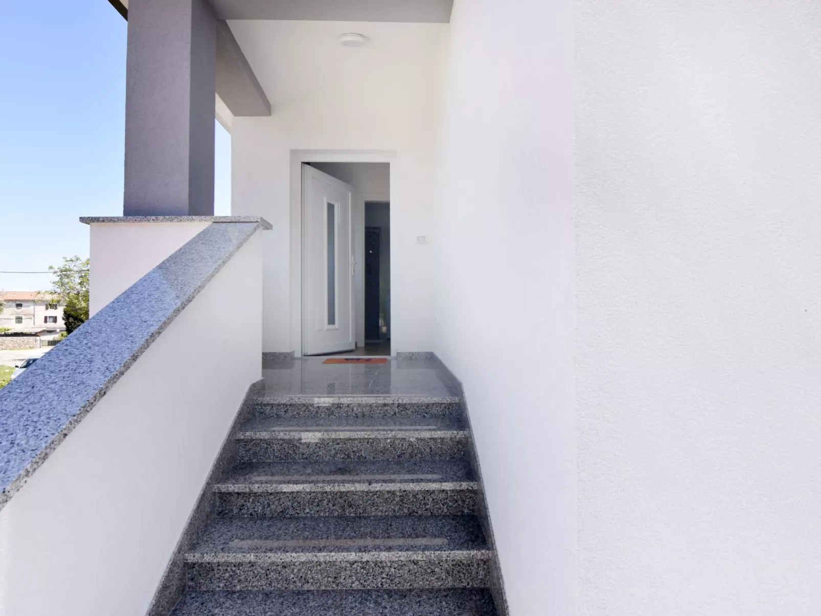 Apartment 2 in einer neuen Villa mit Pool in ruhiger Lage-Image-tags.info