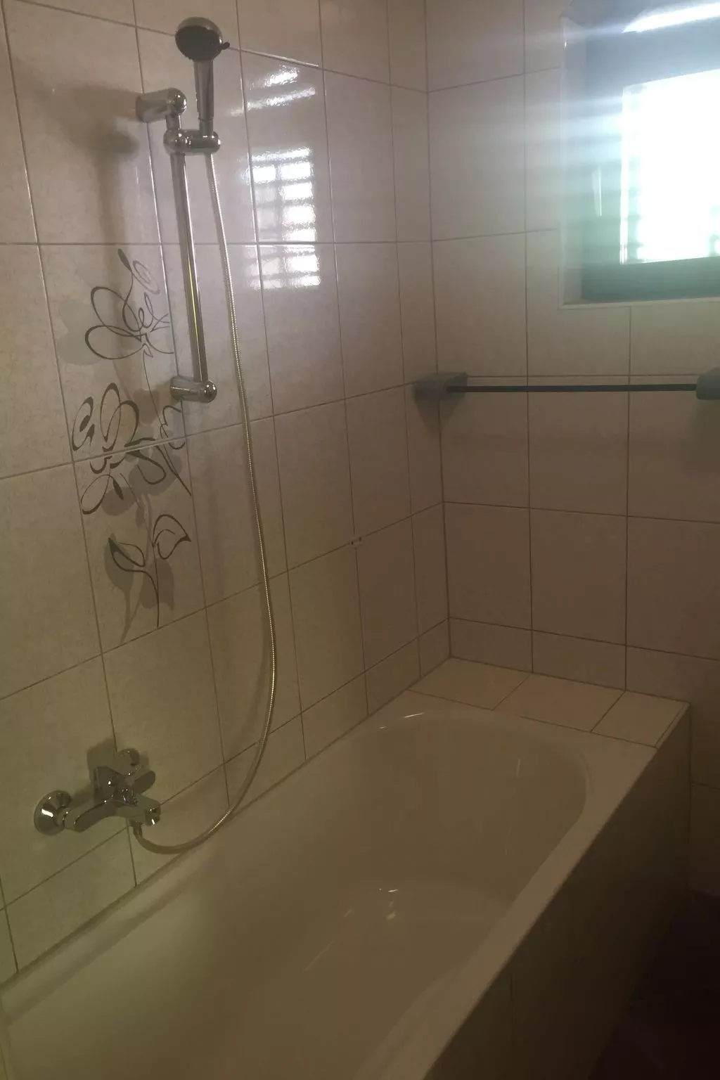 Mit einer überdachten Terrasse-Drinnen