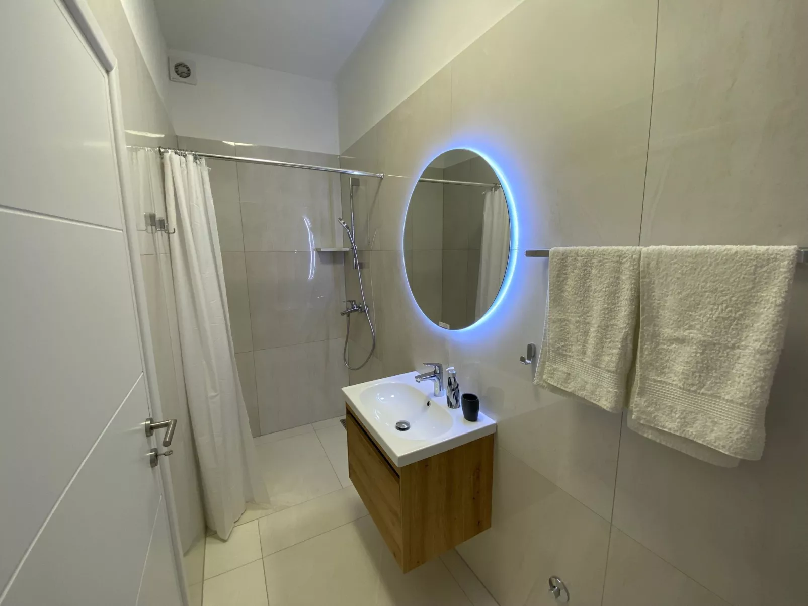 Frisch renovierte Ferienwohnung mit Meerblick-Drinnen