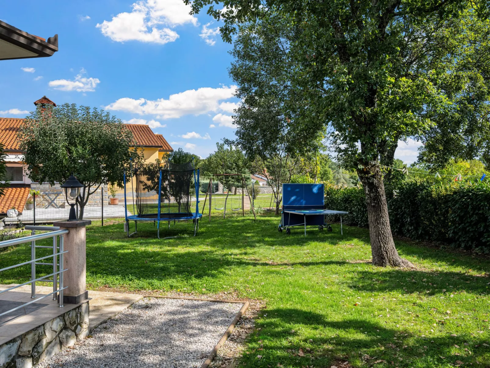 Mit Blick auf das Wasser-Draußen
