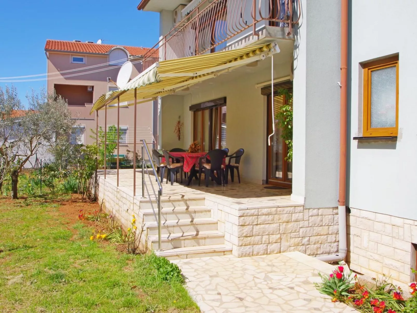 Geräumige Wohnung mit schöner Terrasse und Garten-Image-tags.info