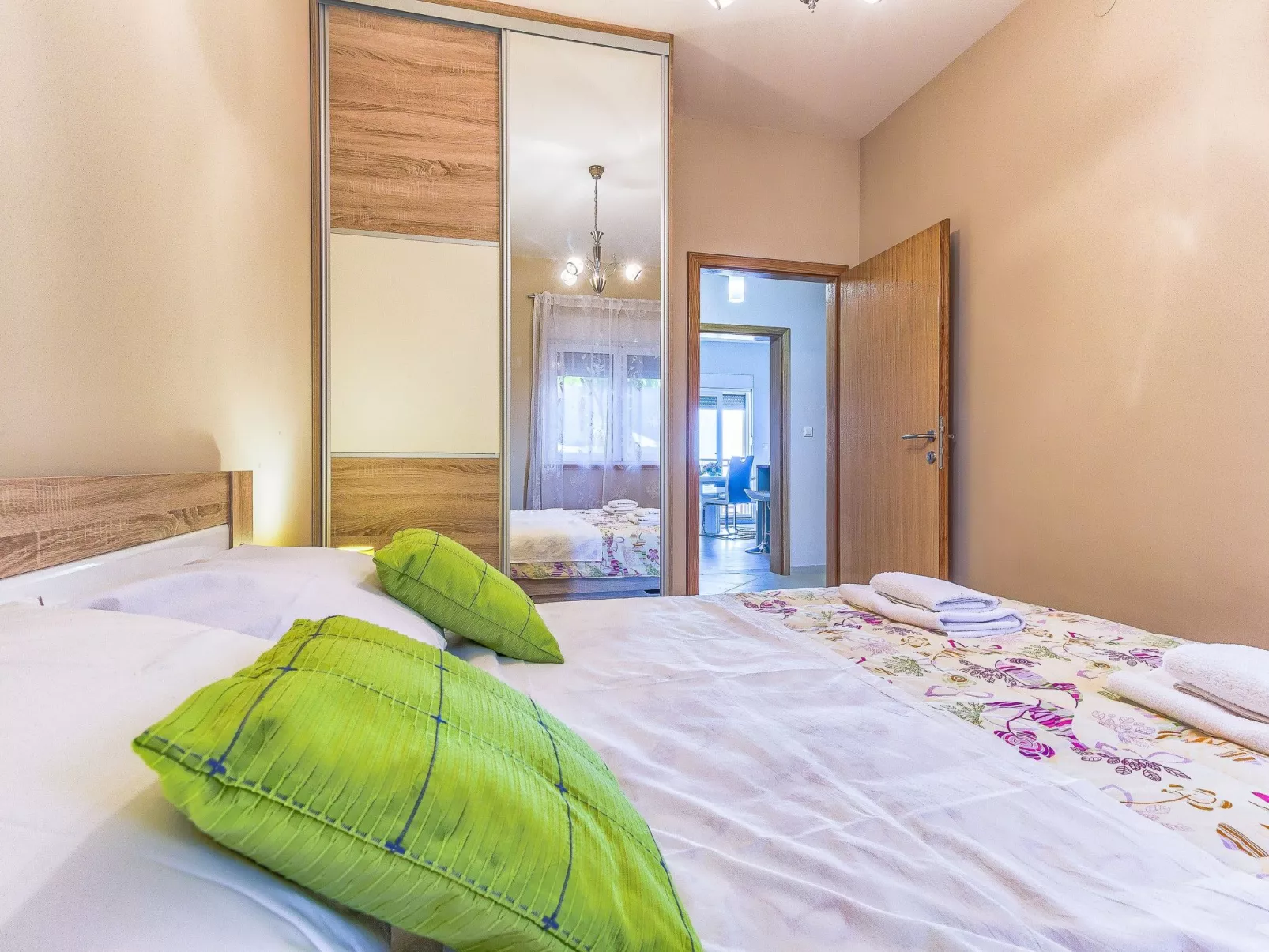 "Villa Rock" mit Blick auf das Wasser-Drinnen