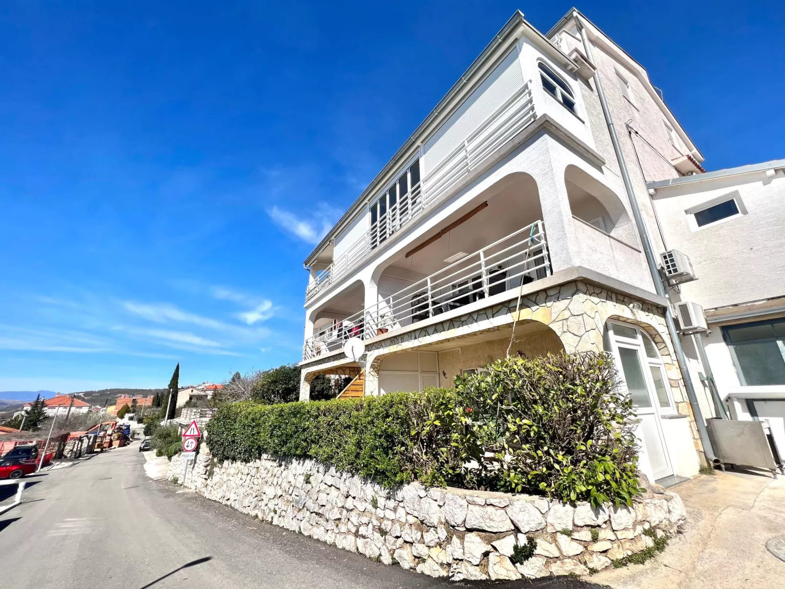 In Dramalj mit Terrasse und Garten und Meerblick-Dehors