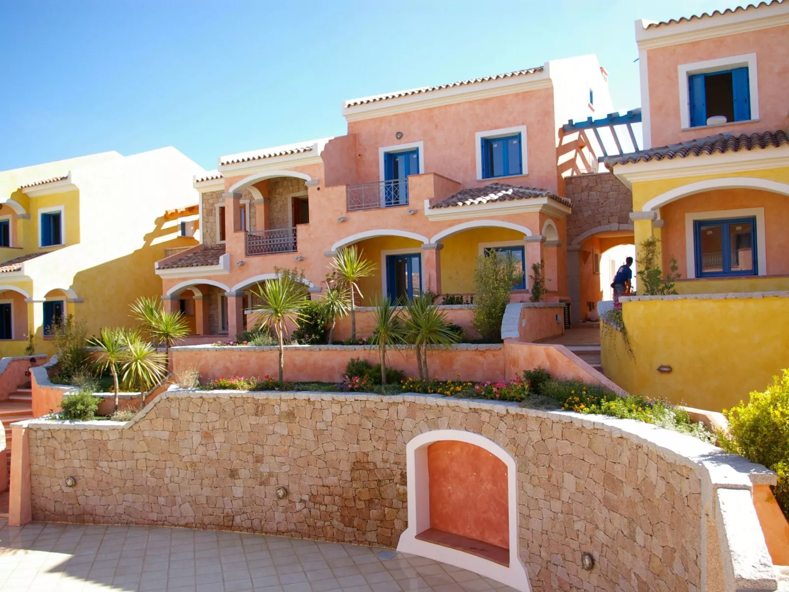 Schöne Wohnung mit Blick auf den Pool-Draußen