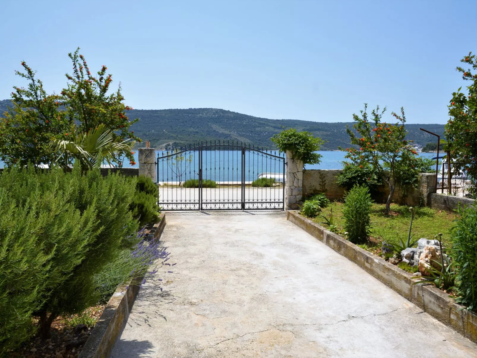 Schöne Wohnung in Poljica mit privatem Parkplatz-Outside
