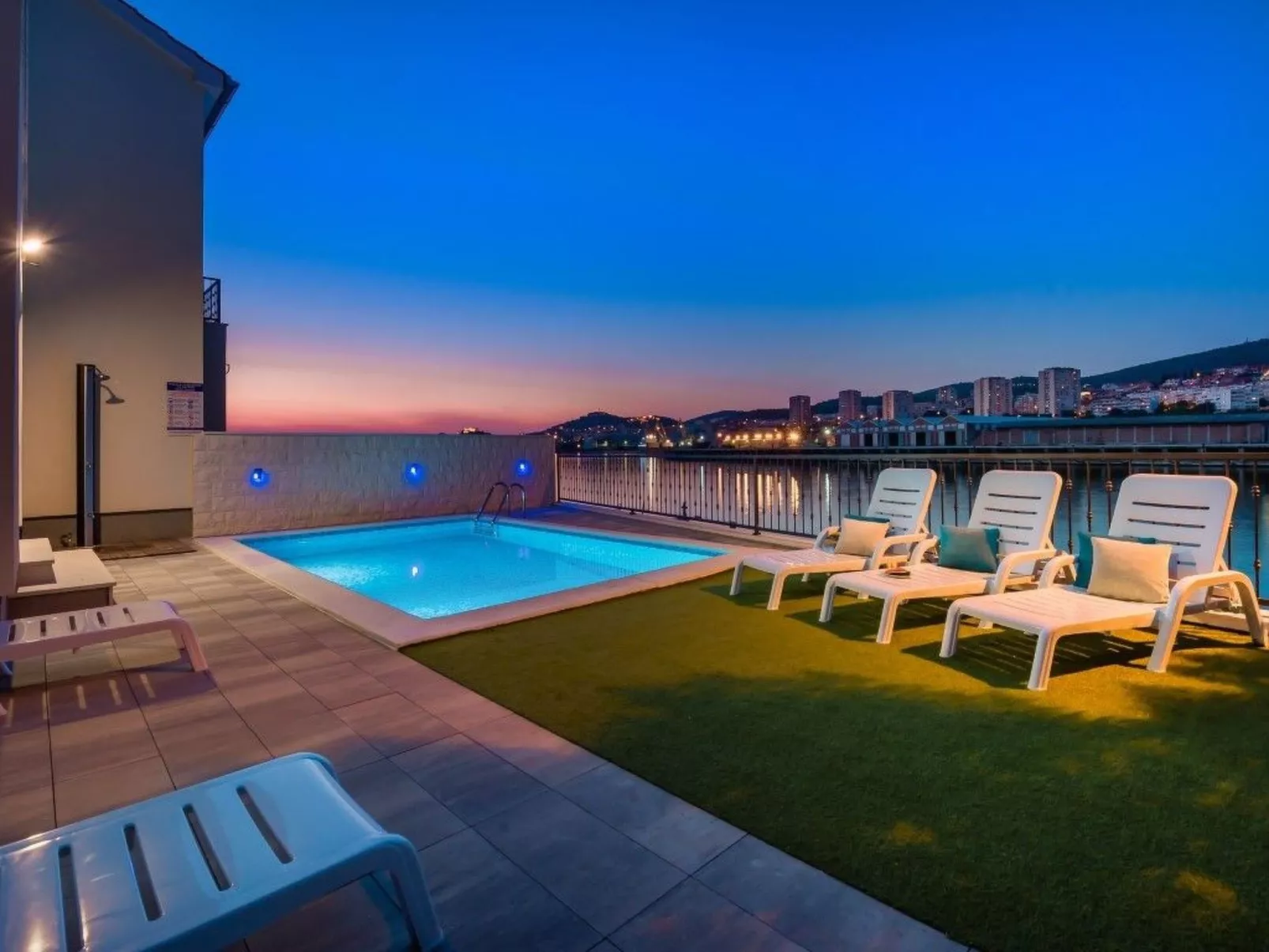 Villa Mandalina mit Pool und herrlichem Meerblick-Outside