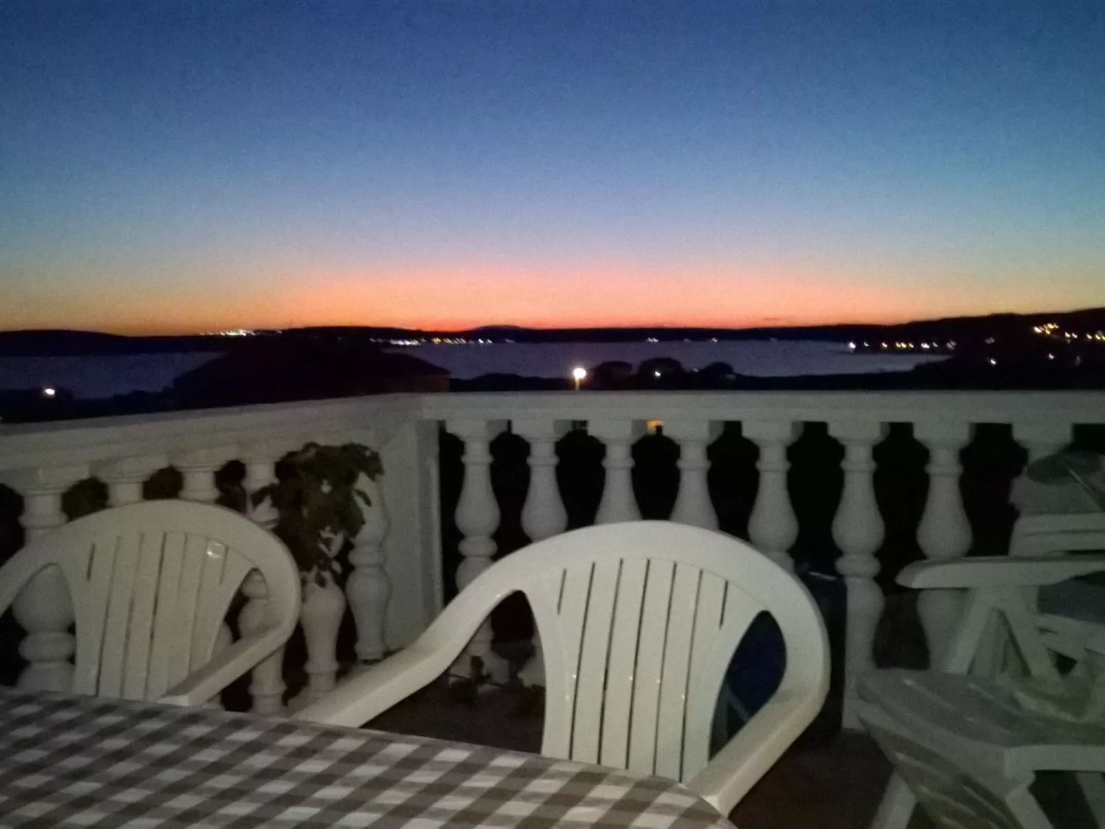 Mit Blick auf das Wasser-Dehors