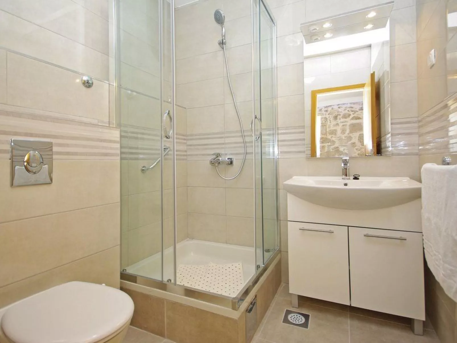 Mit Blick auf das Wasser-Inside