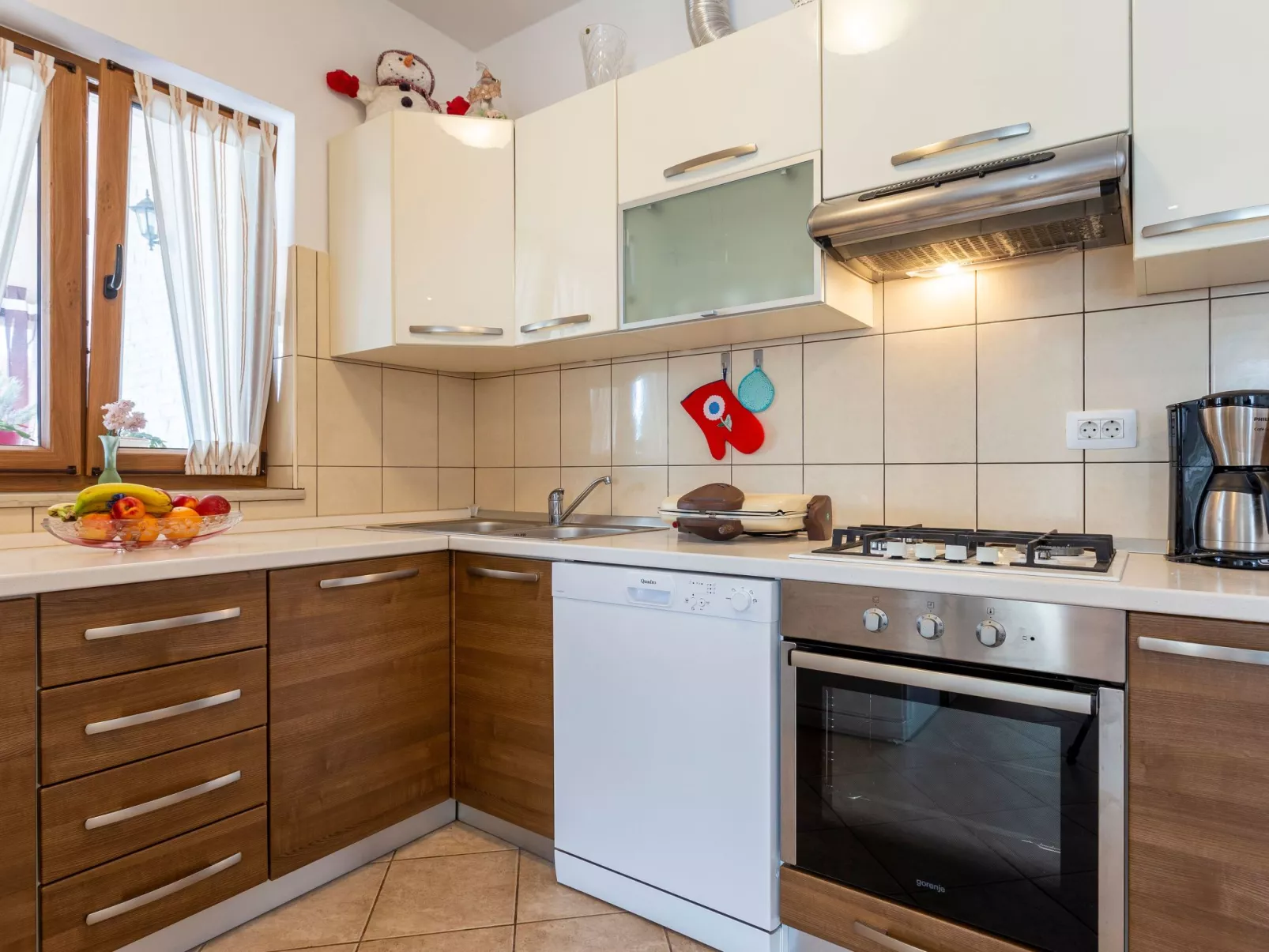 "Villa Mirela" mit Terrasse-Drinnen