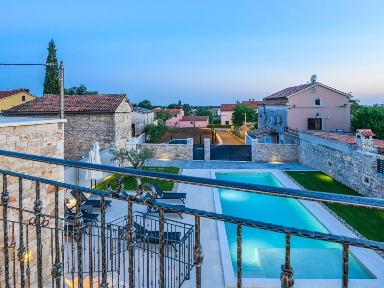 Villa Grande, klimatisiert und mit Pool in Jursici-Outside