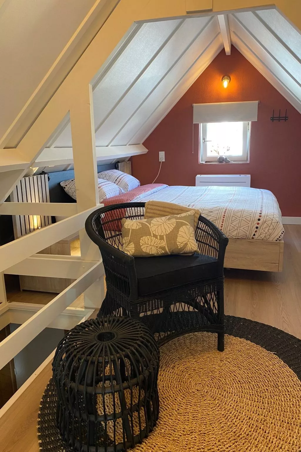 Zonnewind in der Nähe von Dünen und Wald-Dedans