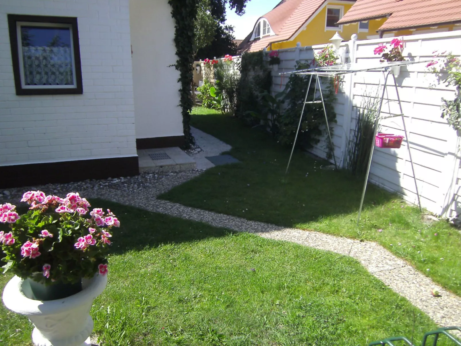 Kleine Ferienwohnung mit Garten und Terrasse-Draußen