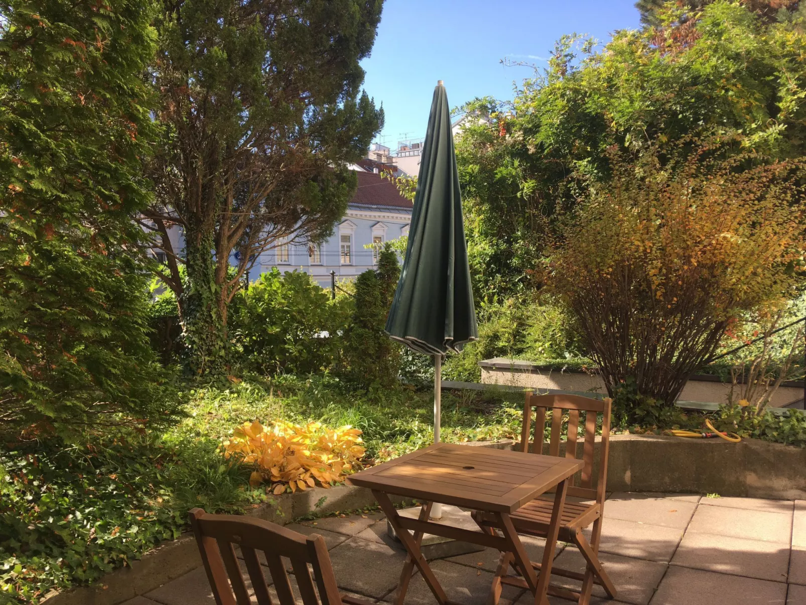 Mit Garagenplatz-Draußen