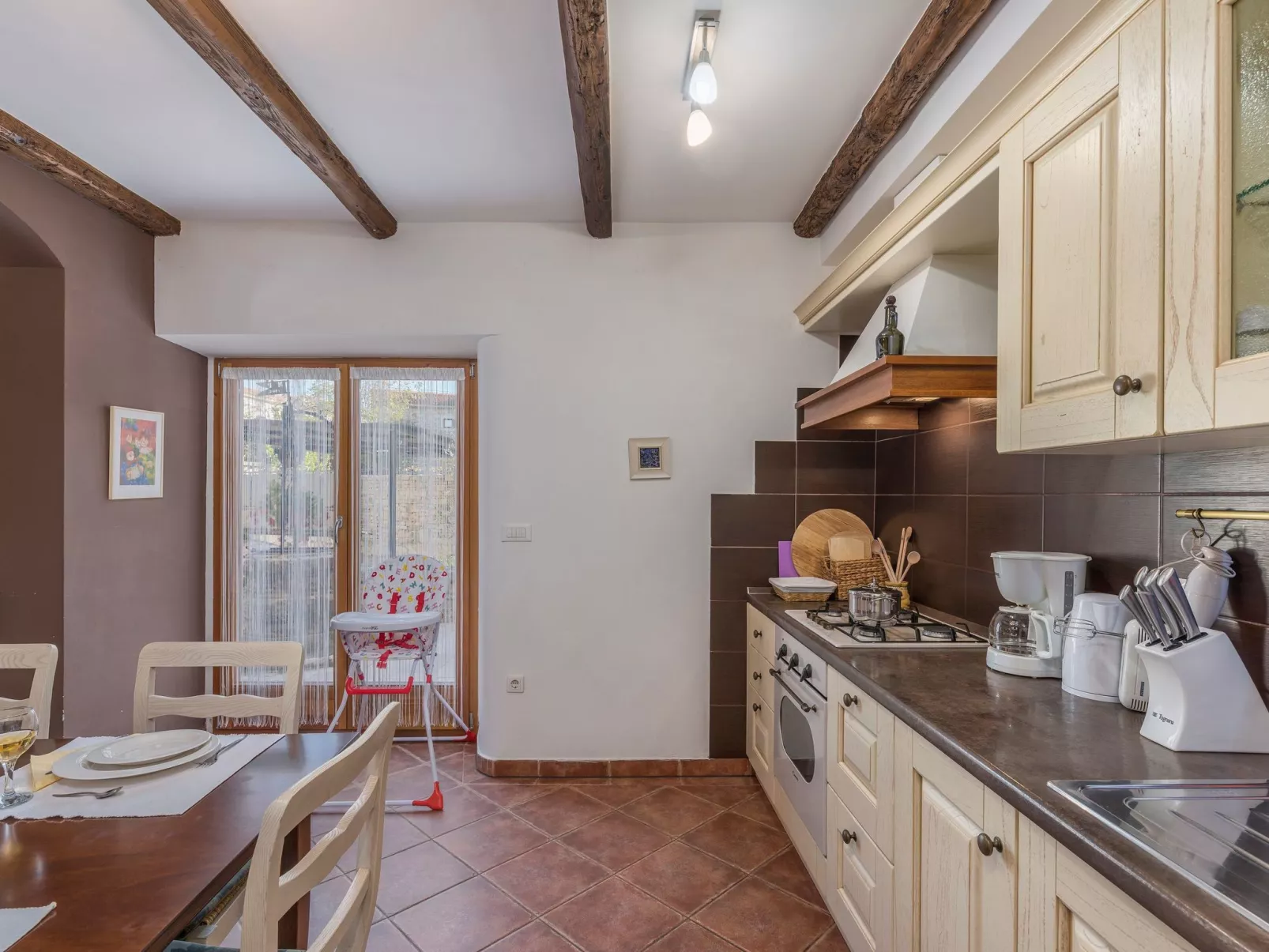 Gemütliches Ferienhaus in Peresiji mit Grill und Terrasse-Dedans