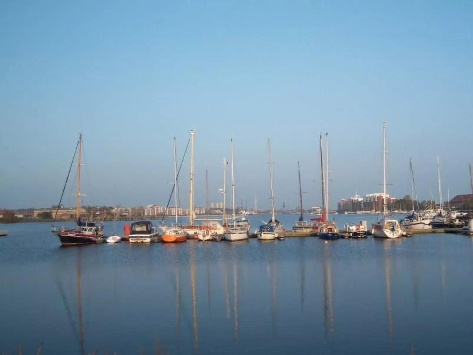 Ruhige Ferienwohnung mit Balkon und Parkplatz-Dehors