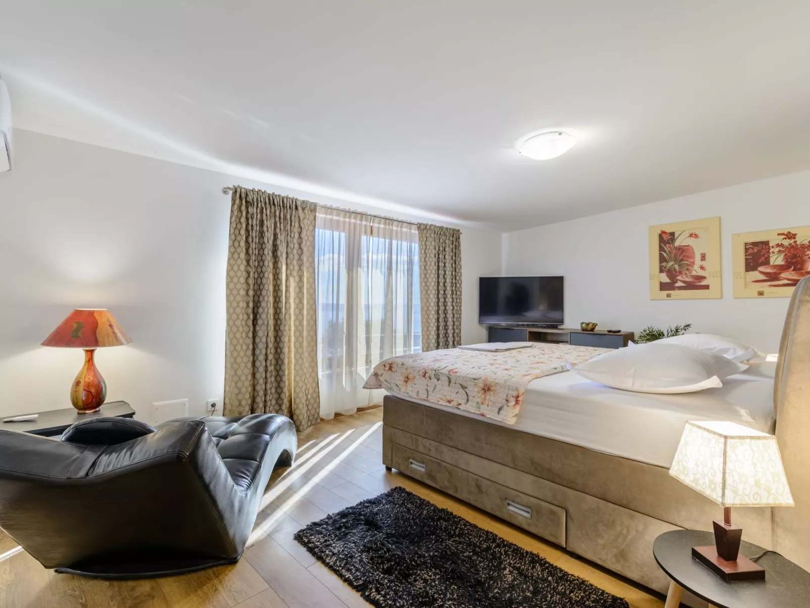 Villa mit vier Schlafzimmern und beheiztem Pool-Drinnen